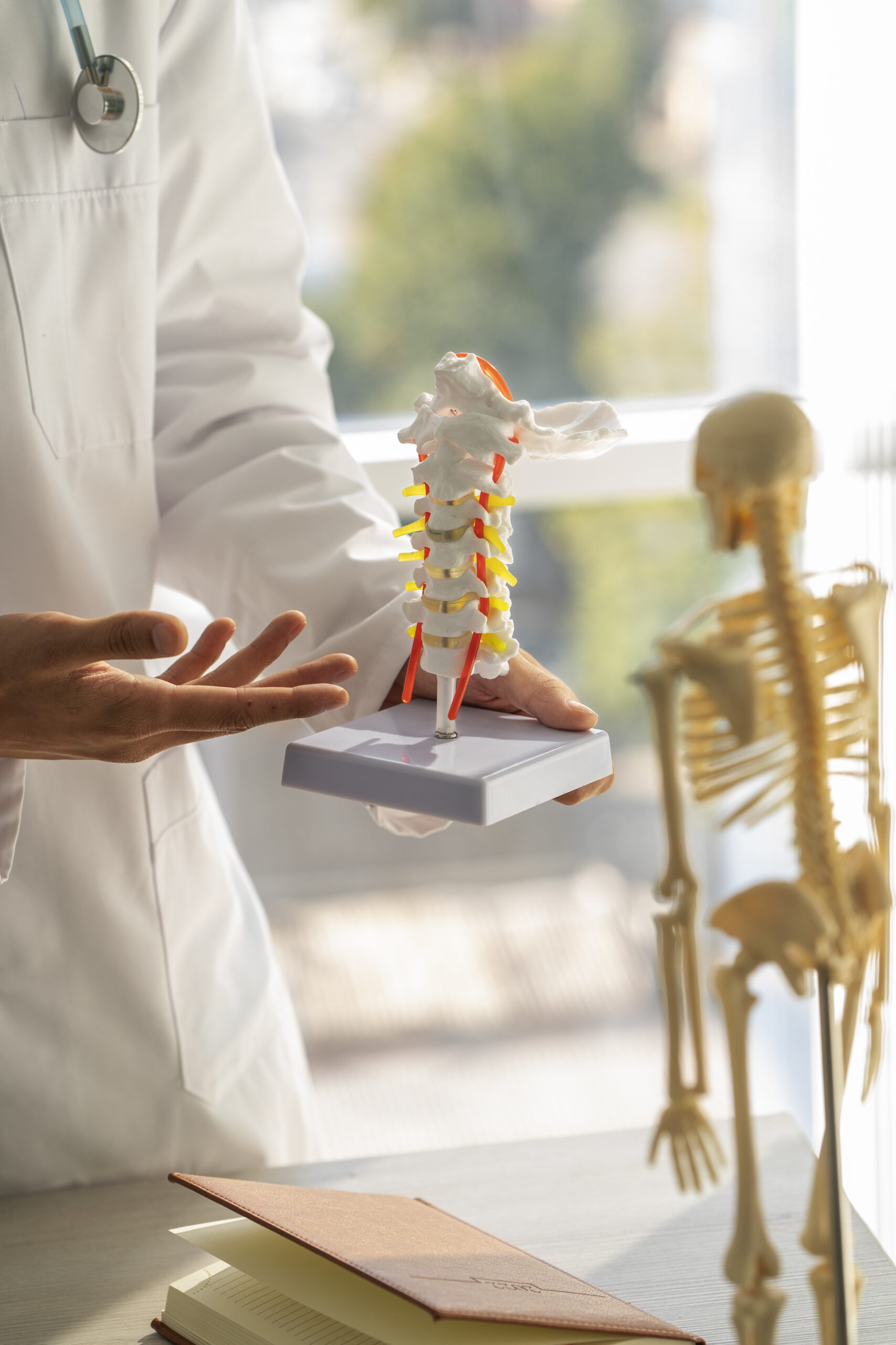Motiv Medical specialist explaining orthopedic treatment to a patient